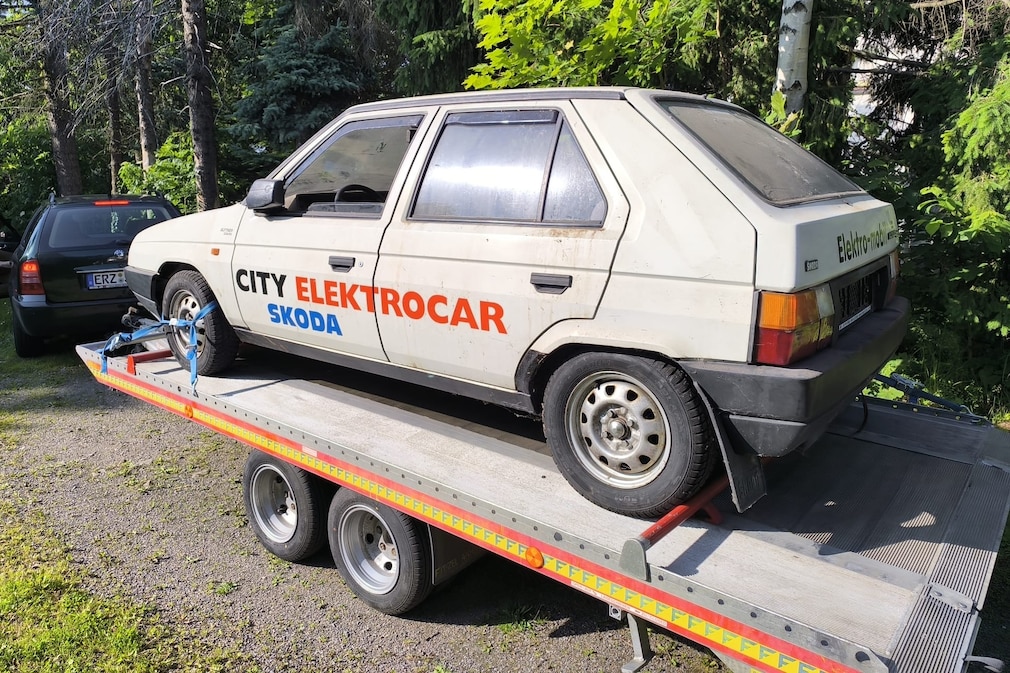 Elektroauto Skoda Eltra auf Anhänger schräg von hinten