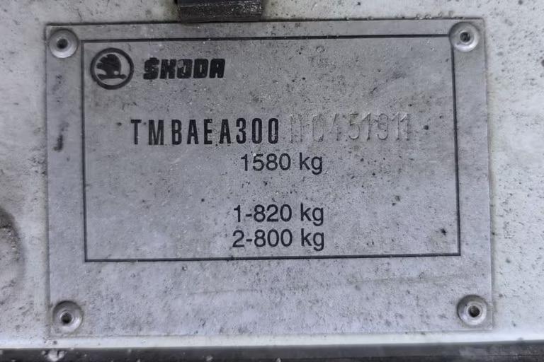 Plakette mit Fahrgestellnummer und Achslasten.