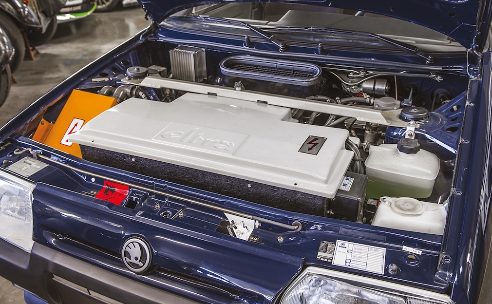 Skoda Eltra Elektroauto, helelr Deckle über den Akkus im Motorraum