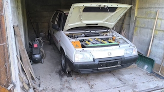 Skoda Favorit Eltra mit offener Motorhaube, darunter Akkus, in einer Garage