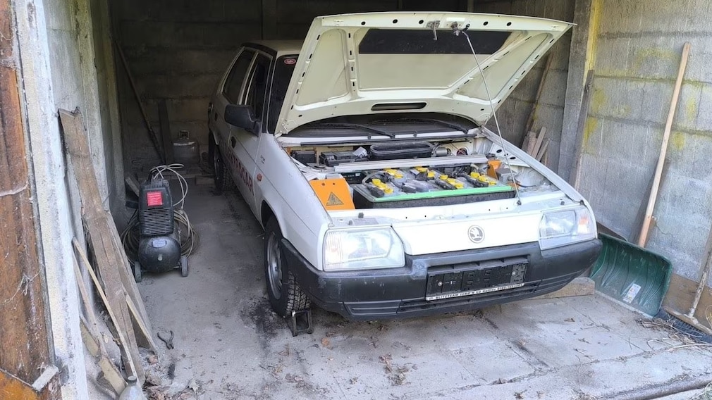 Skoda Favorit Eltra mit offener Motorhaube, darunter Akkus, in einer Garage