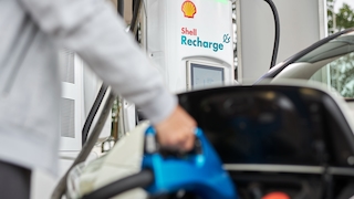Auto lädt an einer Shell Recharge Ladesäule