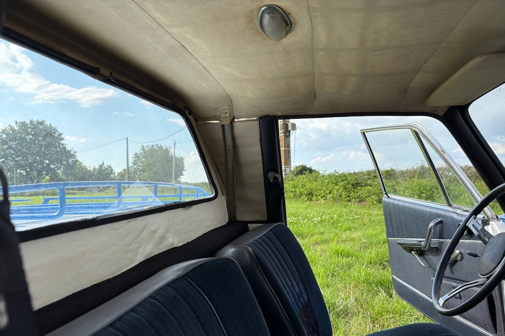 Cockpit von innen, hinter den Sitzen die Heckscheibe.