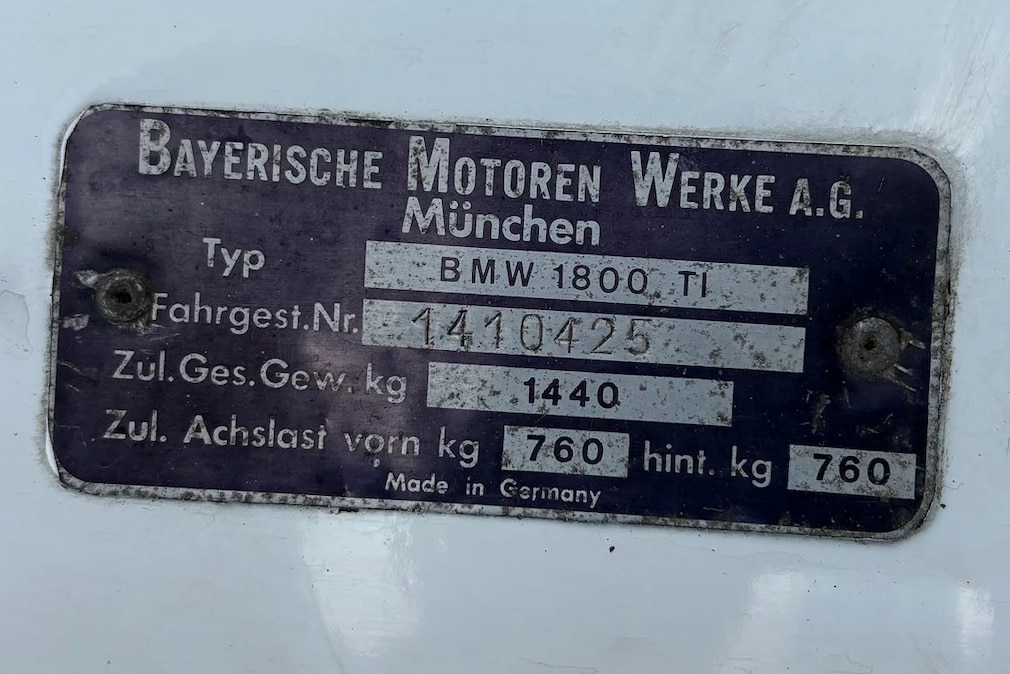 Plakette mit Aufschrift „1800 TI“ und Fahrgestellnummer