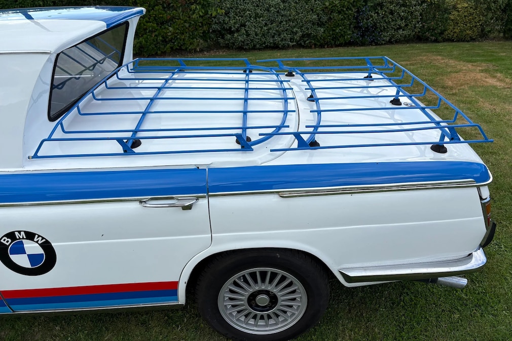 Rohrträger ähnlich wie Dachgepäckträger auf den beiden Kofferraumdeckeln des BMW 1800 ti Pick-up