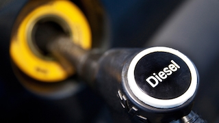 Auto wird an der Tankstelle mit Diesel getankt