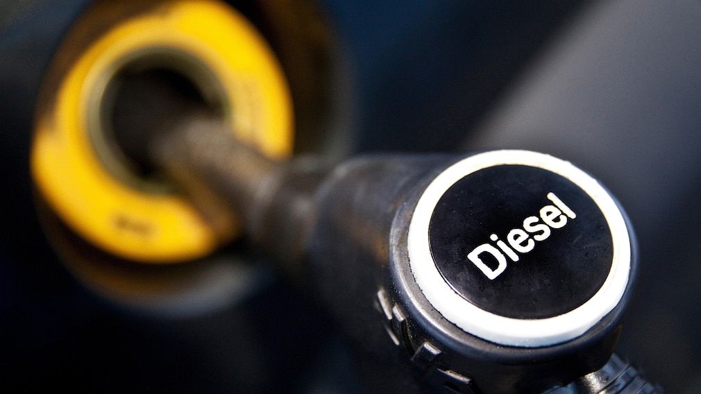 Auto wird an der Tankstelle mit Diesel getankt