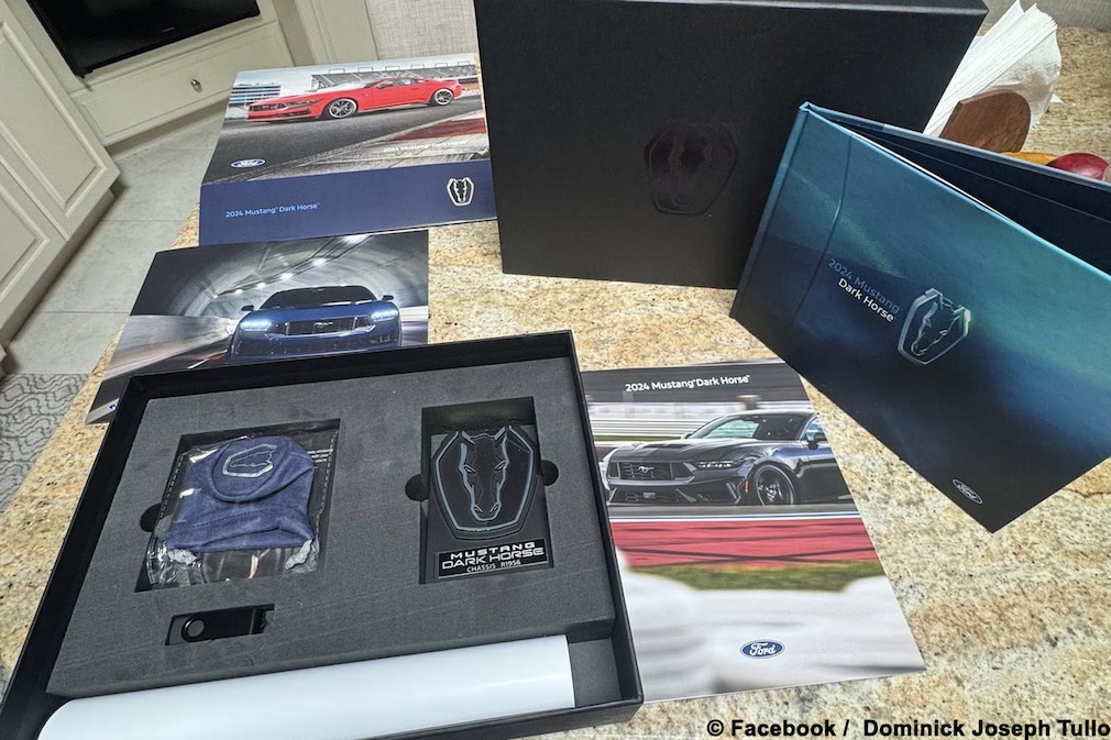 Das Welcome Kit zum Mustang Dark Horse