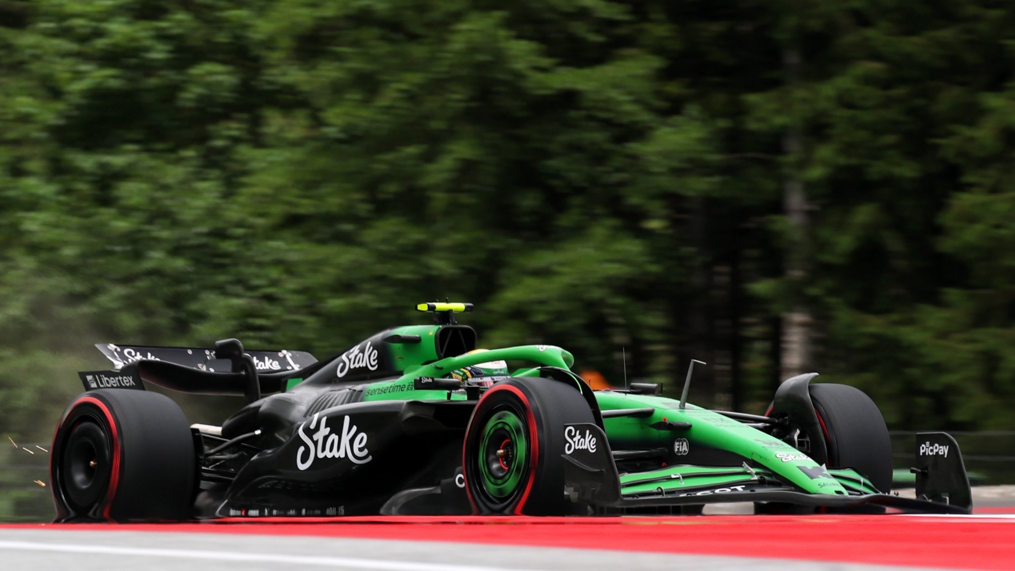 H-lkenberg-mit-R-ckenwind-nach-Silverstone