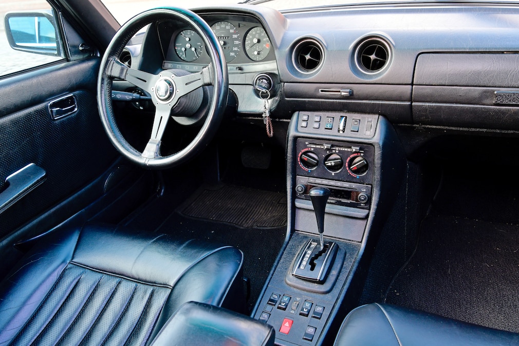 Cockpit des Mercedes W 123 / S 123 mit Sportlenkrad