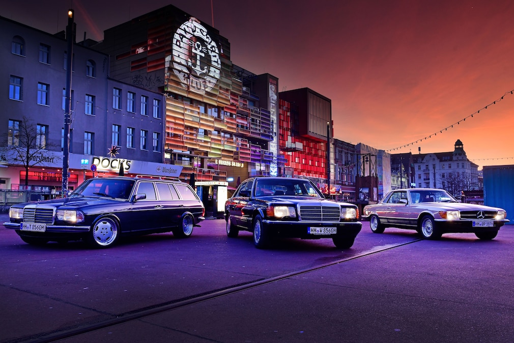 Drei Mercedes-Oldtimer am Abend in der blauen Stunde.