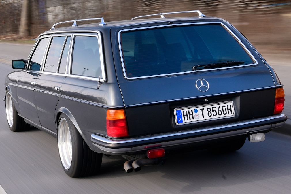 Mercedes S 123 fahrend schräg von hinten