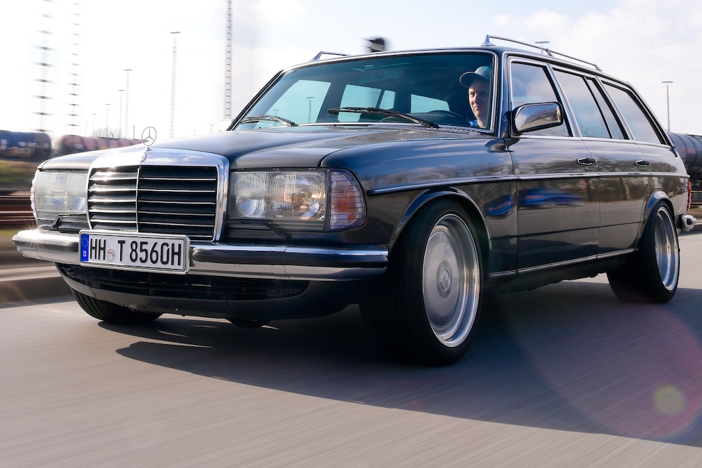Mercedes S 123 fahrend schräg von vorn
