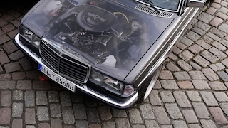 Mercedes W 123, durch die Motorhaube hindurch erkennt man wegen Photoshop-Arbeit den V8-Motor