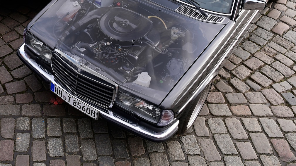 Mercedes W 123, durch die Motorhaube hindurch erkennt man wegen Photoshop-Arbeit den V8-Motor
