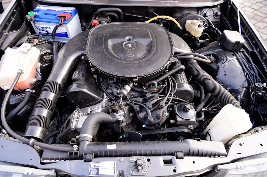 V8-Motor im Motorraum eines Mercedes W 123