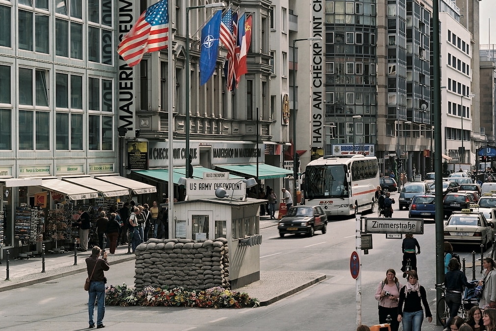 Checkpoint Charlie auf der Friedrichstraße in Berlin, erhaltenes Häuschen der Grenzkontrolle