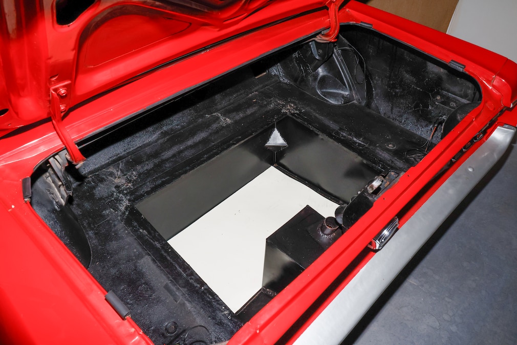 Geheimfach unterm Kofferraum des Ford Mustang Cabrio