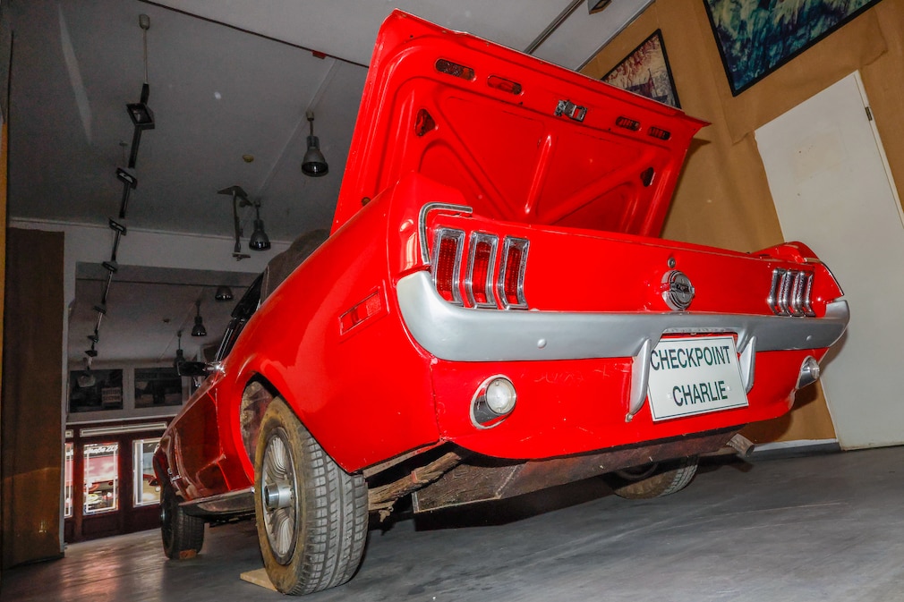 Heck des roten Ford Mustang aus der Froschperspektive, steileres und tieferes Heckblech als in der Serie