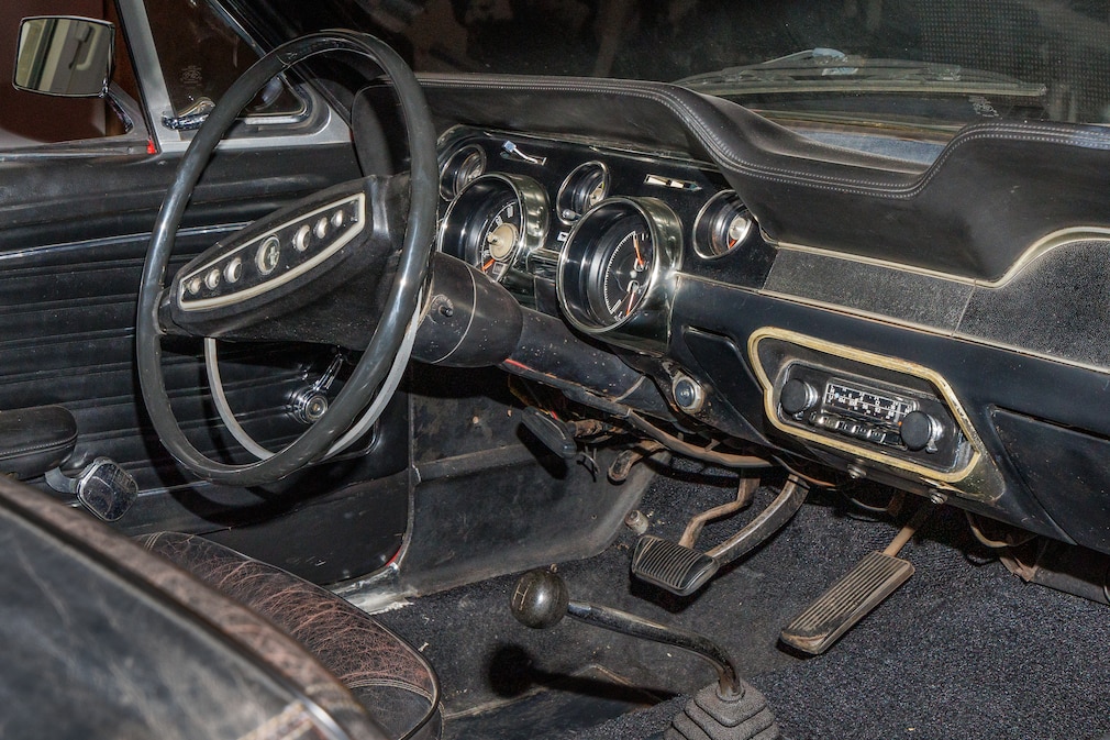 Schwarzes Cockpit des Ford Mustang