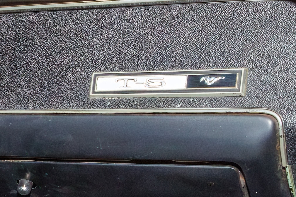 T5-Logo am Armaturenbrett des Mustang