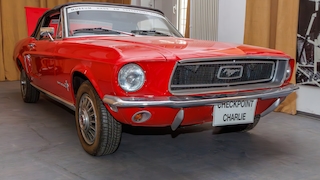 rotes Ford Mustang Cabrio im Raum eines Museums
