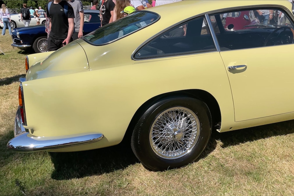 Aston Martin DB4 in Primelgelb auf dem Goodwood Festival of Speed 2025