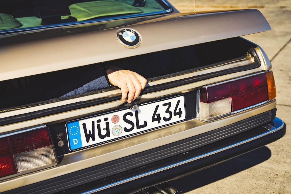 Aus dem Kofferraum des BMW 628 CSi greift eine Hand heraus