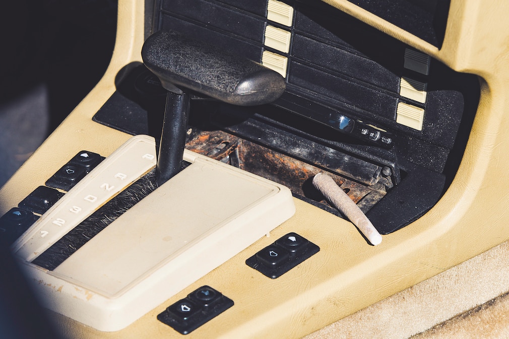 Automatik-Wählhebel, Aschenbecher und selbstgedrehte Zigarette im BMW 6er