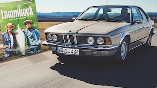 BMW 6er fahrend schräg von vorn und das DVD-Cover des Films "Lammbock"