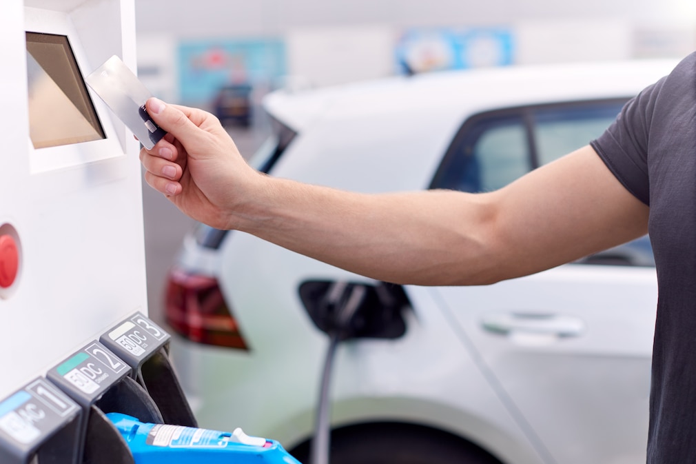 bezahlen,kreditkarte,bargeldlos,elektroauto, Ad-hoc-Laden