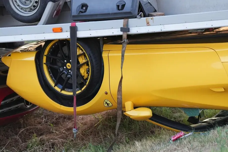 Umgekippter Anhänger mit Ferrari 488 GTB