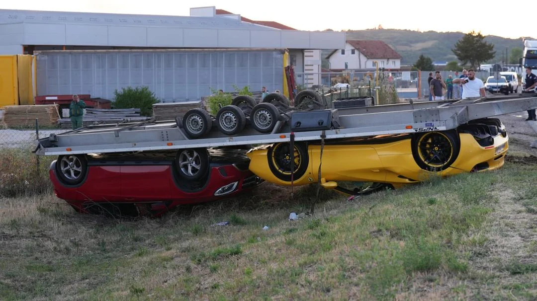 Umgekippter Anhänger mit Ferrari 488 GTB und Mercedes GLA