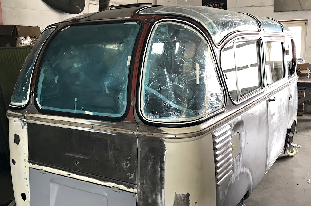 Carlux in Restarurierung, neue Plexiglasscheiben wurden in den Dachrahmen gesetzt