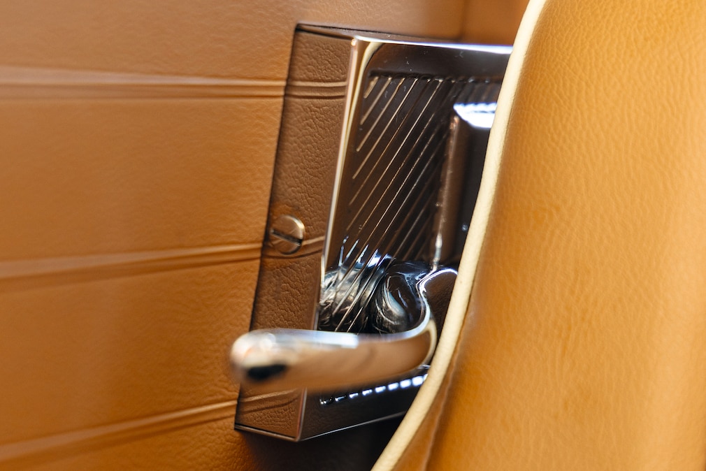 Detail des Klappsitzes im VW T1 Auwärter Carlux