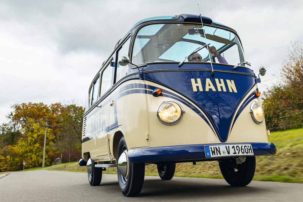 Front des VW T1 Auwärter Carlux aus der Froschperspektive mit Blick durchs Dach