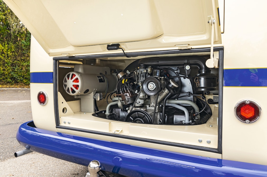 Motorraum des VW T1 Auwärter Carlux.