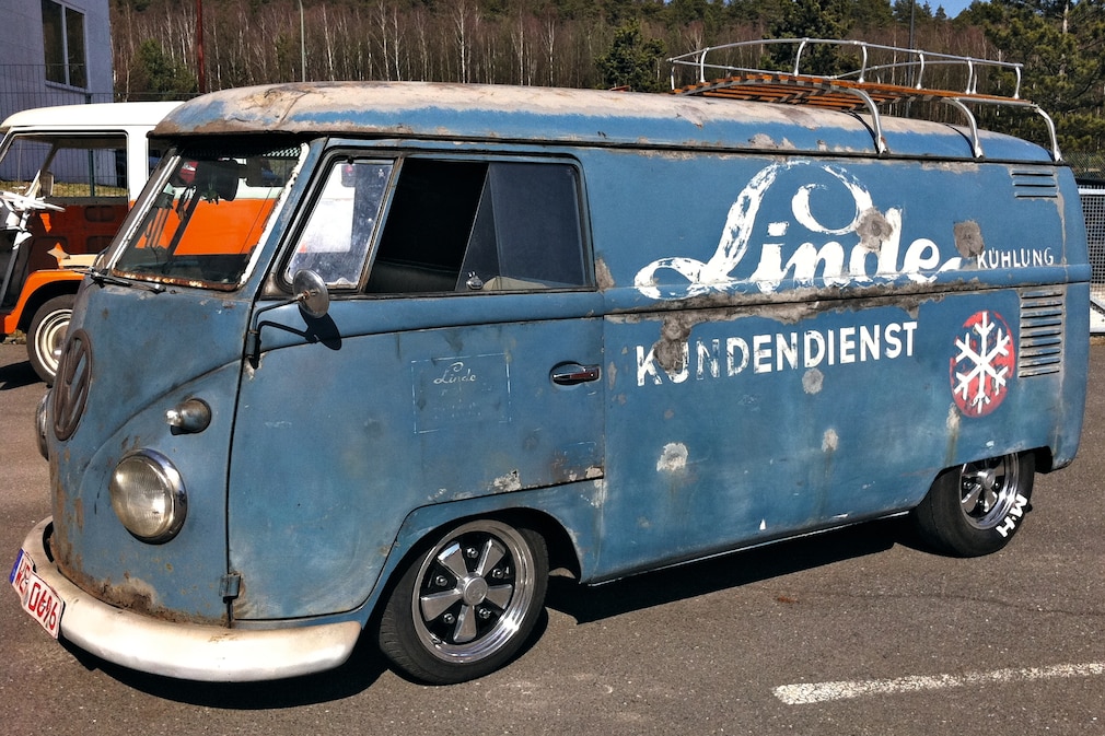 Rostiger und tiefergelegter VW T1 mit stark patiniertem Erstlack und Werbeaufschrift der Firma Linde