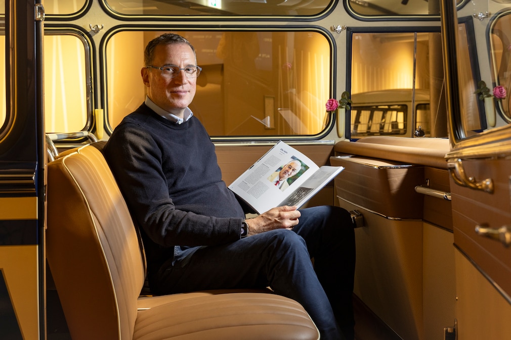 Steffen Hahn sitzend auf der mittleren Bank des Auwärter Carlux