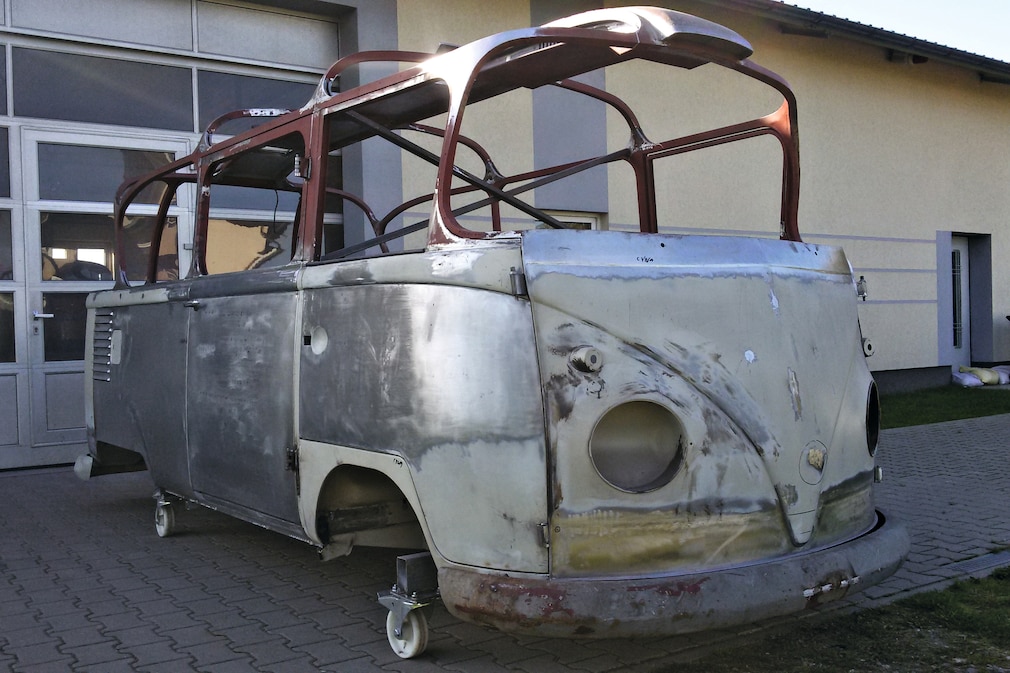 VW T1 Auwärter Carlux in Restaurierung, der rohe Dachrahmen sitzt auf der Rohkarosserie
