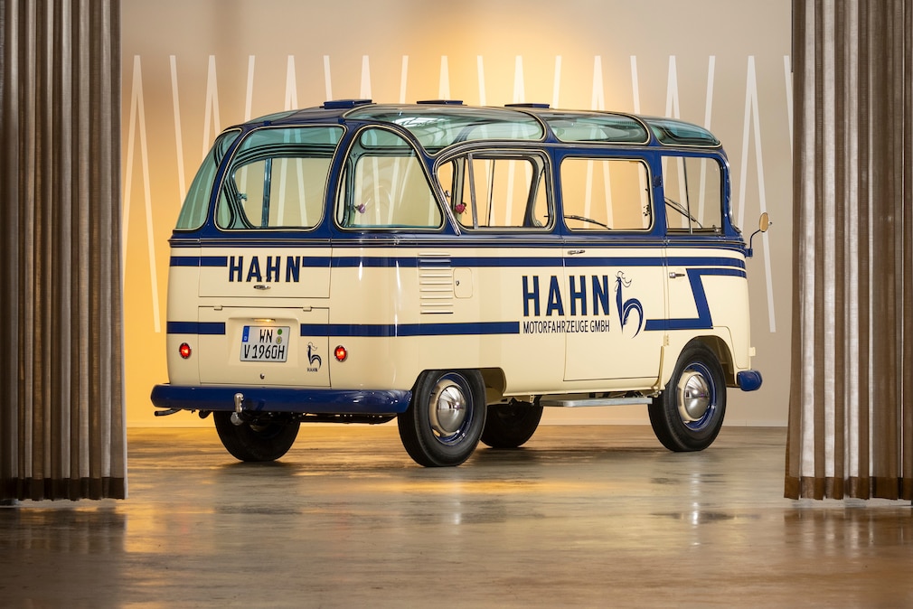 VW T1 Auwärter Carlux schräg von hinten zwischen Bühnenvorhängen in der Alten Weberei.