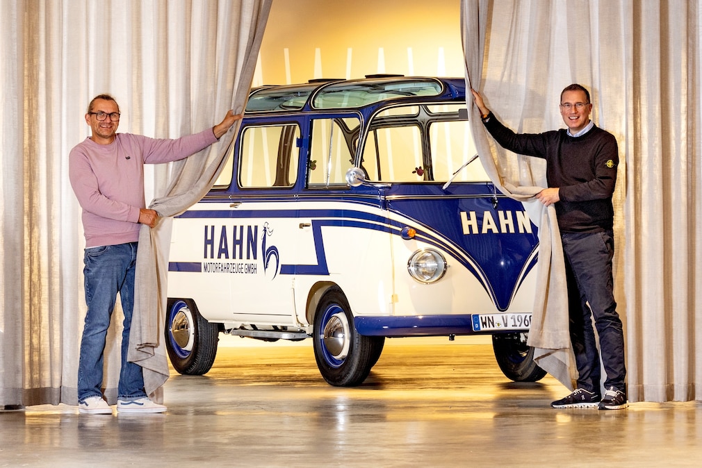 restaurierter VW T1 Auwärter Carlux von 1959 Besitzer: Steffen Hahn, Chef der Hahn-Gruppe (rechts) Walter Jelinek (Fa. The Bug Box), der das Auto restauriert hat in der Alten Weberei, Fa. Hahn Classic, in Mittelstadt bei Reutlingen.