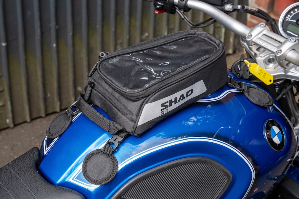 Ansicht des Shad Tankrucksacks, dem Preis-Leistungs-Sieger, auf Motorradtank mit Blick auf die Fächer und die Magnetbefestigungen