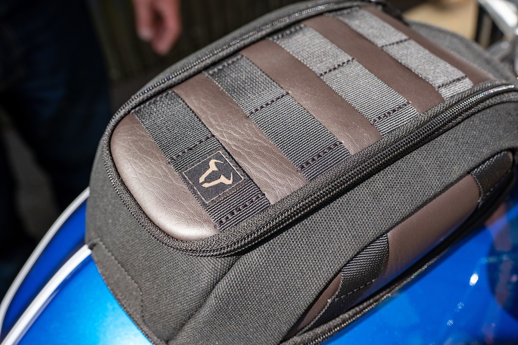 Ansicht des Testsiegers von SW-Motech, leiegend auf einem Motorradtank, bei der man die hochwertige Verarbeitung und das Design gut erkennen kann