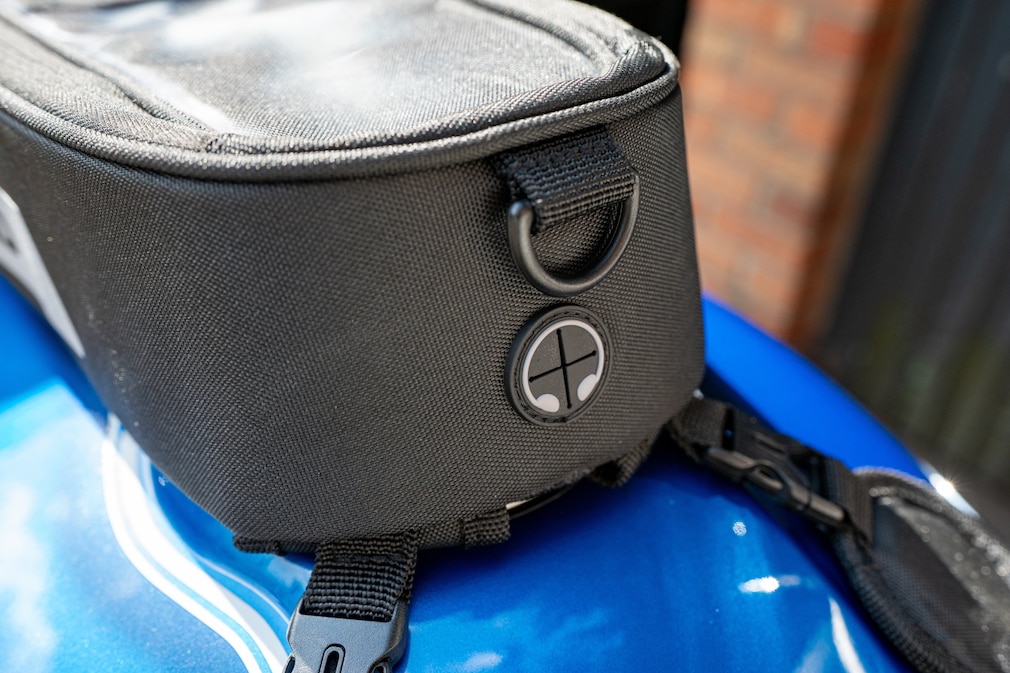 Ansicht von Tankrucksack auf Motorradtank mit Blick auf die Kabeldurchfühung für elektronische Geräte