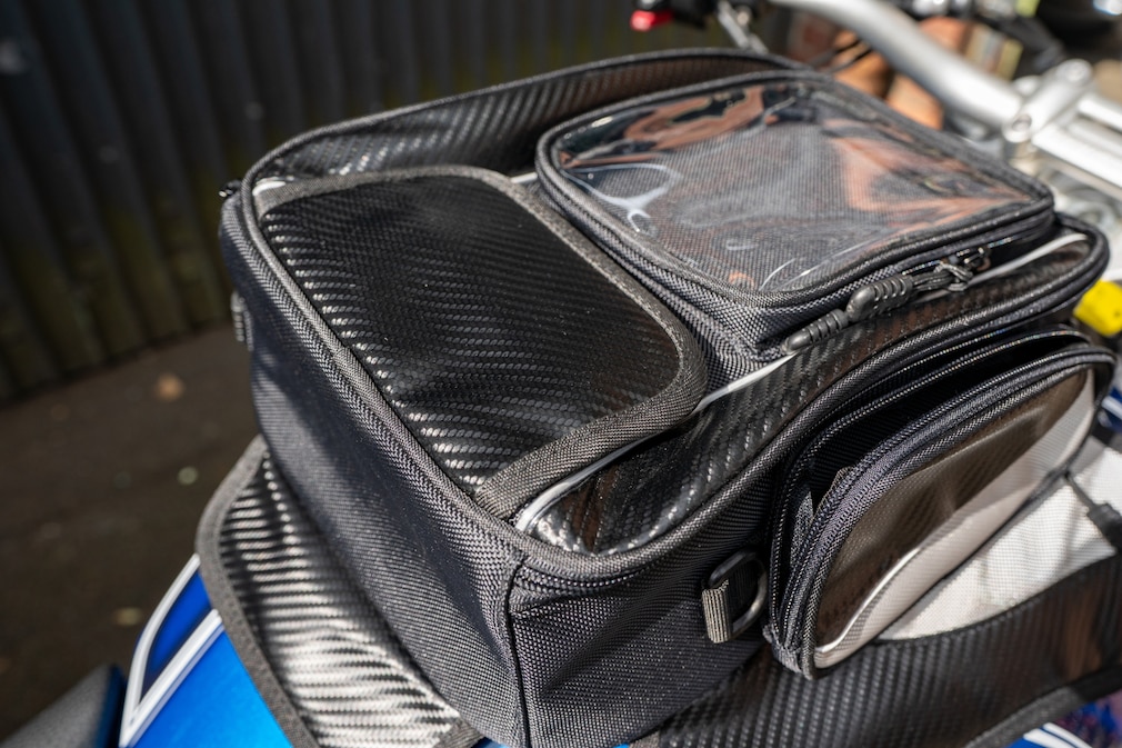 Ansicht von Tankrucksack auf Motorradtank mit Blick auf die unterschiedlichen Fächer an den Aussenseiten