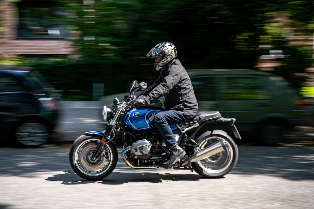 Seitenansicht Vorbeifahrt einer blauen BMW R-nineT mit kleinem Tankrucksack