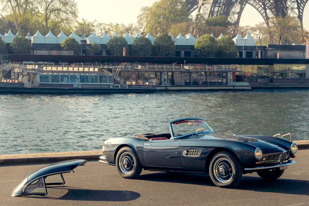 BMW 507 Roadster mit offenem Verdeck; daneben auf dem Boden das harte Dachteil