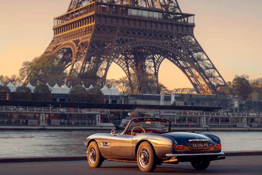 BMW 507 im Abendlicht stehend schräg von hinten vorm Eiffelturm