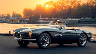BMW 507 stehend schräg von vorn vor untergehender Sonne